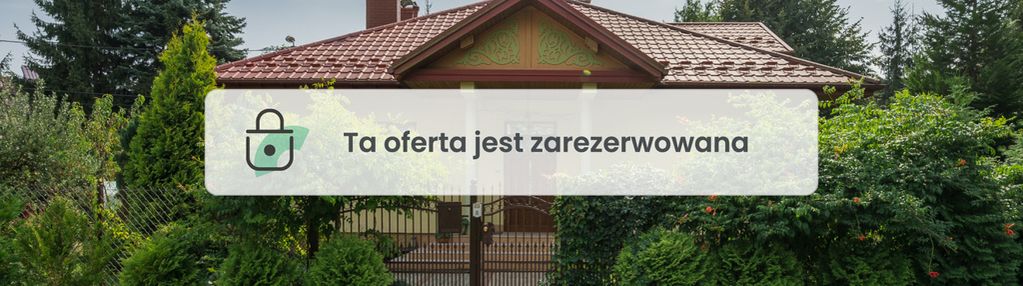 Dom z garażem otoczony zielenią obok tarnowa