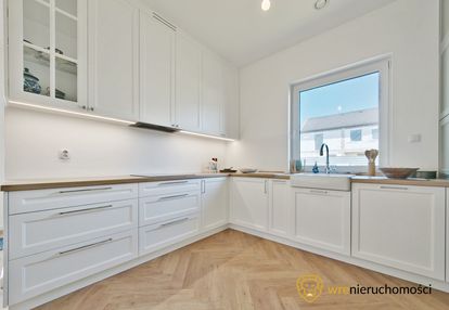 Przestrzeń, cisza i komfort w eleganckim bliźniaku