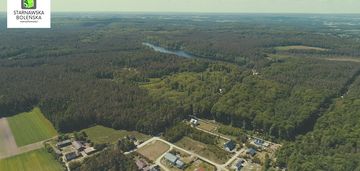 Płaska działka w sąsiedztwie jeziora i lasów