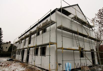 Nowoczesny dom w otoczeniu zieleni.