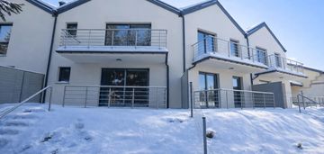 Parter z tarasem i dostępem do ogrodu.