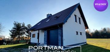 Atrakcyjny dom na dużej i kształtnej działce.