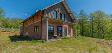 " na wzgórzu , z prywatnym lasem i strumykiem "