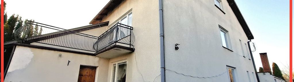 Duży dom w zabudowie bliźniaczej.