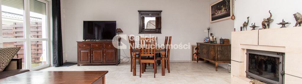 Dom w zabudowie szeregowej z garażem w bryle