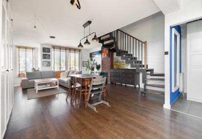 Przestronny salon z wyjściem na słoneczny balkon