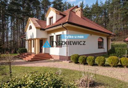 Dom  w lesie nad jeziorem