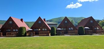 Kilkadziesiąt domków i budynek