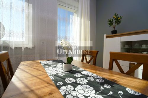 Duży salon, wysoki sufit, balkon – 2 pokoje w śró