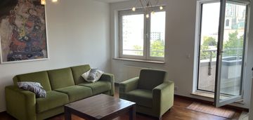 2 pokoje, duży balkon oraz widok na zieleń.