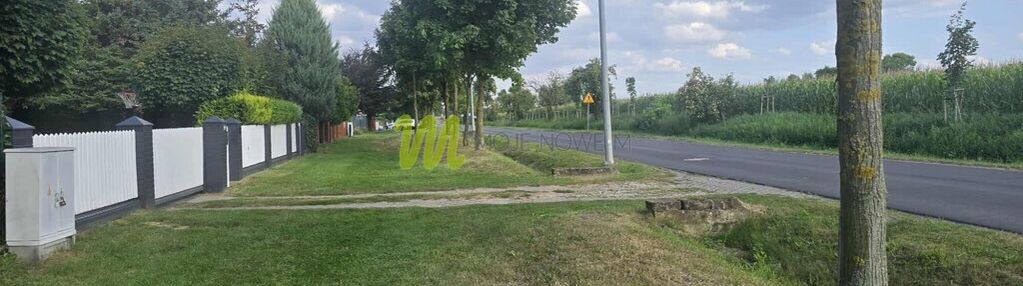 Działka budowlana, z trawnikiem i drzewami