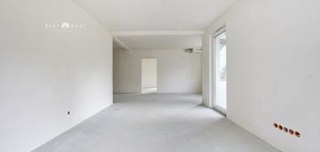 Apartament z ogródkiem, windą w pobliżu parku