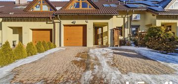 Ładny dom szeregowy z garażem i ogródkiem