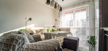 2 balkony 4 pokoje duża piwnica do wejścia