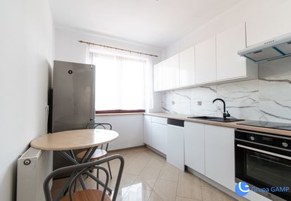 Dwa niezależne pokoje, balkon prądnik biały, 50m2.