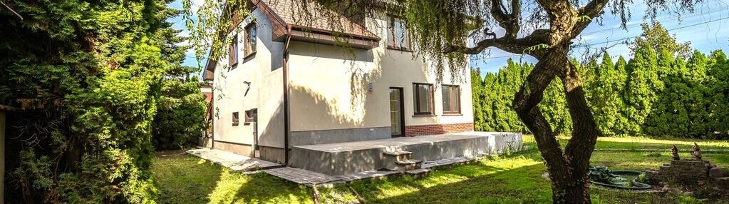 Dom wolnostojący w otoczeniu lasu i zieleni