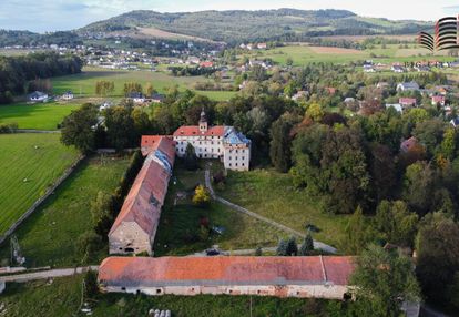 Pałac wraz ze stajniami i parkiem do rewitalizacji