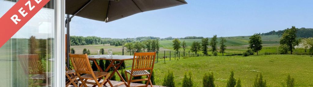 Wolnostojący dom na dużej działce.