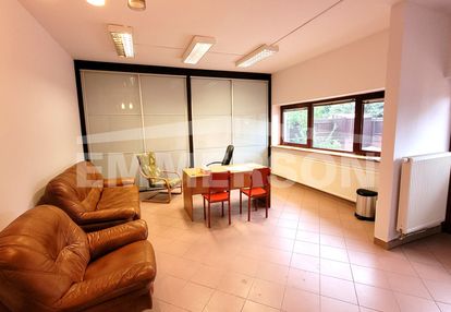 Duży dom z przeznaczenie na szkołę, biuro .