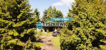 Parterowy dom na dużej działce.