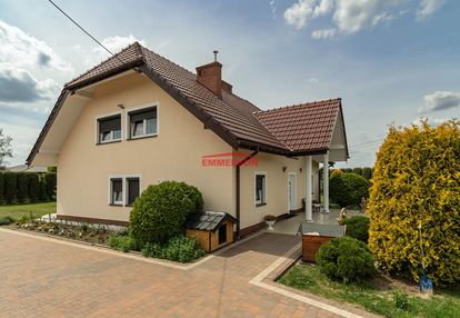 Wolnostojący, do wejścia, urządzona i duża działka