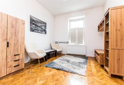 Blisko kładki i wisły/rynek podgórski/eng