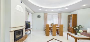 Komfortowy dom w mieście otoczony zielonią