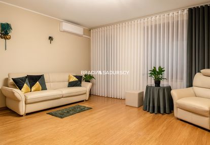 4 pokoje do zamieszkania z miejscem parkingowym