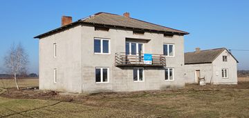 Dom z dużym budynkiem gospodarczym