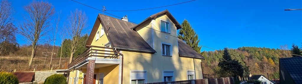 Duży dom z domkiem pod turystów.