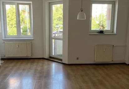Na wynajem 2-pokojowe mieszkanie – 43 m², parter z balkonem
