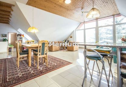 Dom z trzema samodzielnymi mieszkaniami, miedzyń