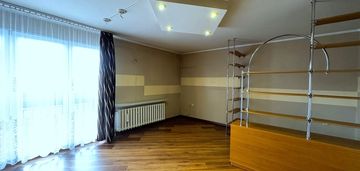Kawalerka z wydzieloną strefą sypialnianą.