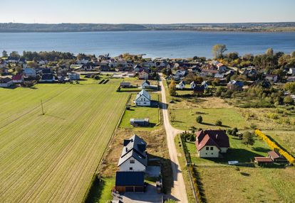 Nowoczesny dom w otoczeniu jeziora i lasu