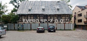 Działka na oporowie, zabudowana budynkiem dworu