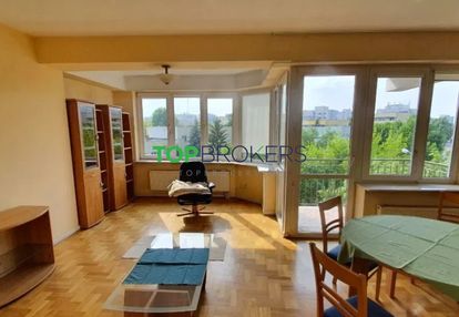 Trzy duże pokoje,  dwa balkony, garaż