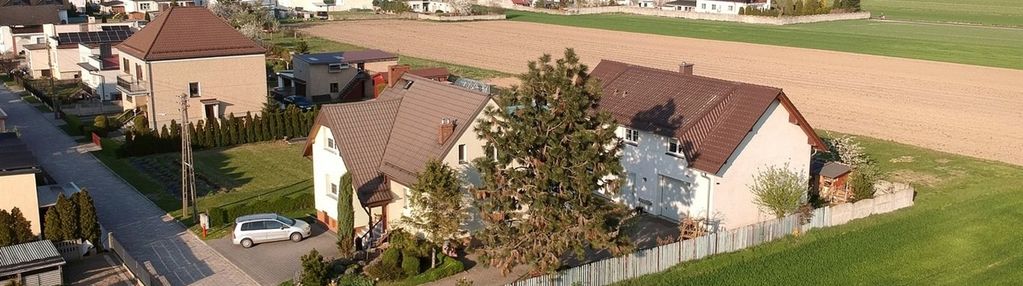 Połowa domu z możliwością korzystania z ogrodu.