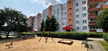 Cztery oddzielne pokoje - cegła - zielone wzgórza