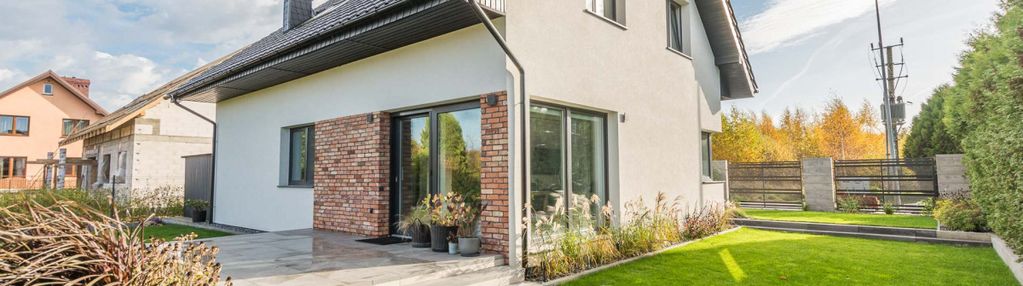 Ładny oszczędny dom, pompa-panele pv-rekuperacja