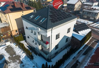 Budynek z 6 niezależnymi apartamentami.