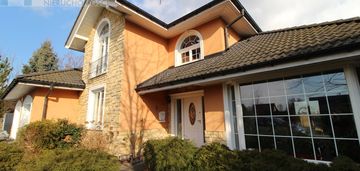 Elegancki dom z duszą artysty w kamieńcu wrocławsk
