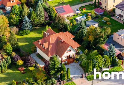 Dom z dużym ogrodem kiełczów