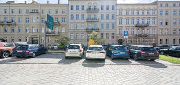 Apartament w odrestaurowanej kamienicy obok rynku