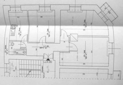 Trzy pokoje do remontu w przedwojennej kamienicy