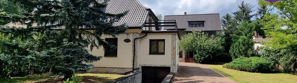 Dwa domy na ładnej działce w spokojnej okolicy.