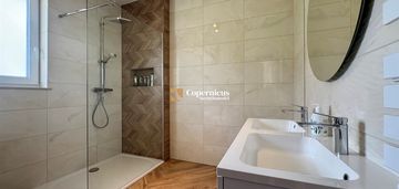 Dom wolnostojący ze scianą lasu