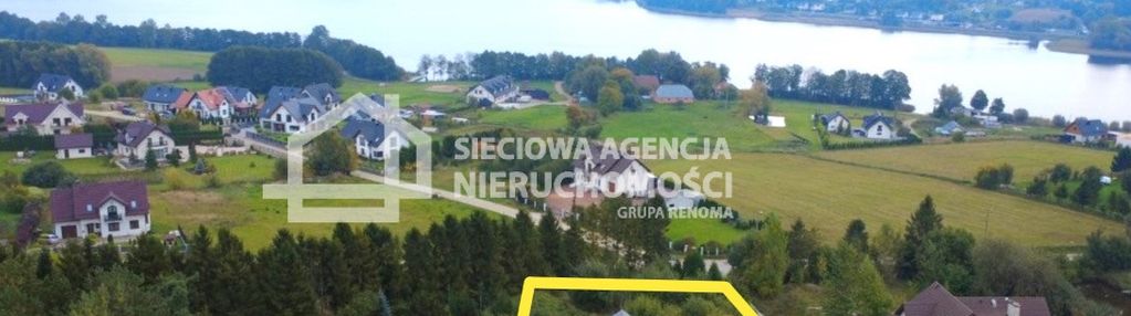 Nowy dom parterowy z widokiem na jezioro.