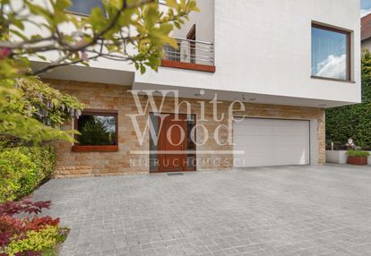 Modernistyczny i nowoczesny dom z tarasem na dachu