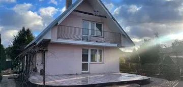Piętrowy dom z budynkiem gospodarczym w Narewce