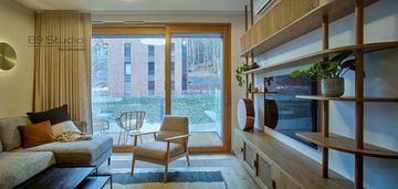 B. wysoki standard / w  enklawie zieleni / top